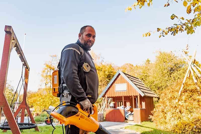 Tømrermester Hans Taarnhøj laver tømrerarbejde i Odense