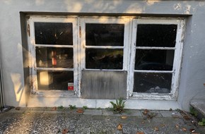 Gammelt vindue, inden der er udført en udskiftning